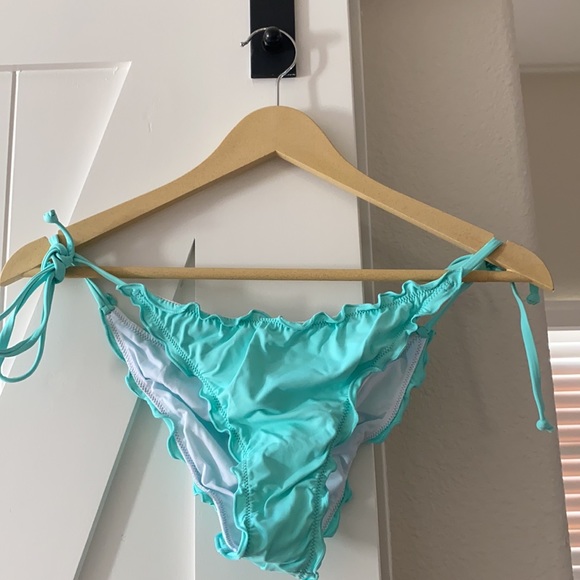 Bikini - Picture 2 of 4